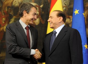 Zapatero y Berlusconi: un tonto útil da la mano a la corrupción